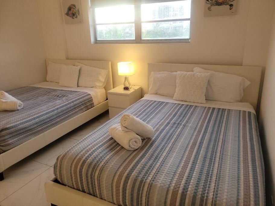 Modern 1 Bedroom Condo, Steps From Beach, Free Parking! 골든 비치 외부 사진